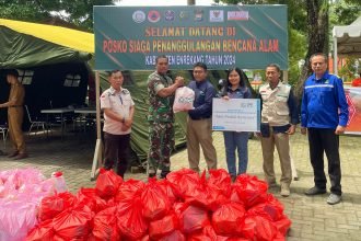 PLN UP3 Pinrang, bersama dengan jajarannya di PLN ULP Enrekang dan ULP Lakawan, bekerja sama dengan Yayasan Baitul Maal (YBM) PLN UP3 Pinrang menyalurkan bantuan peduli bencana banjir dan longsor di Enrekang. (7/5/2024). (IY)