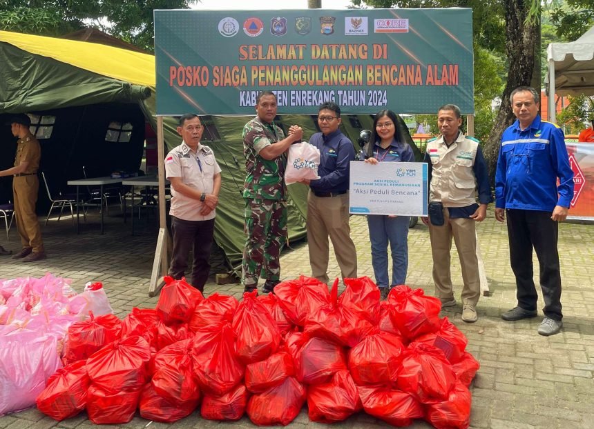 PLN UP3 Pinrang, bersama dengan jajarannya di PLN ULP Enrekang dan ULP Lakawan, bekerja sama dengan Yayasan Baitul Maal (YBM) PLN UP3 Pinrang menyalurkan bantuan peduli bencana banjir dan longsor di Enrekang. (7/5/2024). (IY)