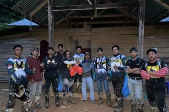Ikatan Alumni Universitas Hasanuddin (IKA Unhas) Enrekang dan Indonesia Off-road Federation (IOF) Pengcab Enrekang beri bantuan langsung ke masyarakat terdampak banjir dan longsor, (7/5/2024). (IY)