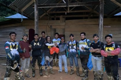 Ikatan Alumni Universitas Hasanuddin (IKA Unhas) Enrekang dan Indonesia Off-road Federation (IOF) Pengcab Enrekang beri bantuan langsung ke masyarakat terdampak banjir dan longsor, (7/5/2024). (IY)