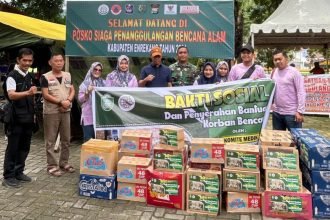Tim dari komite medik RSUD Andi Makkasau Pare-pare memberikan bantuan kepada korban banjir bandang dan tanah longsor. (IY)