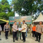 Bantuan sembako kepada korban bencana alam banjir dan longsor di Kabupaten Enrekang, (11/5/2024). (IY)