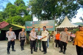 Bantuan sembako kepada korban bencana alam banjir dan longsor di Kabupaten Enrekang, (11/5/2024). (IY)
