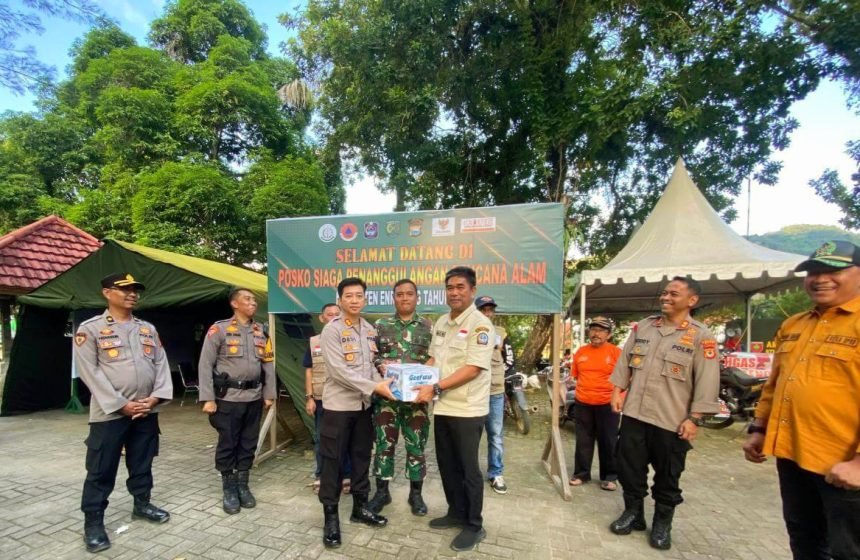 Bantuan sembako kepada korban bencana alam banjir dan longsor di Kabupaten Enrekang, (11/5/2024). (IY)