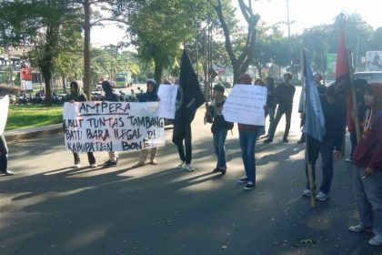 Aliansi Mahasiswa Pemerhati Rakyat (Ampera) menggelar aksi menuntut penegakan hukum di Kantor Polda Sulsel terkait aktivitas tambang ilegal di Kecamatan Lamuru, Kabupaten Bone, Sulawesi Selatan, Senin (13/5/2024). (pl/mediapesan.com)