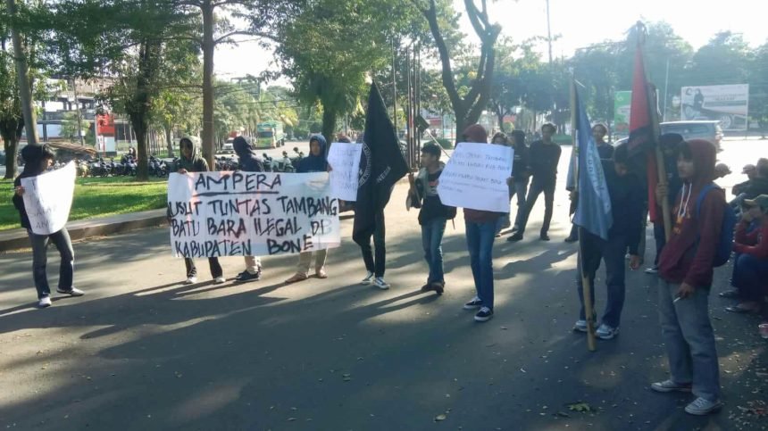 Aliansi Mahasiswa Pemerhati Rakyat (Ampera) menggelar aksi menuntut penegakan hukum di Kantor Polda Sulsel terkait aktivitas tambang ilegal di Kecamatan Lamuru, Kabupaten Bone, Sulawesi Selatan, Senin (13/5/2024). (pl/mediapesan.com)