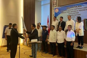 Ketua Umum Dewan Pimpinan Pusat Serikat Pers Republik Indonesia (DPP SPRI) Heintje Mandagie resmi melantik Junpa Siregar sebagai Ketua Dewan Pimpinan Cabang SPRI Kota Batam bersama jajaran pengurusnya pada Senin (13/5/2024) di Hotel Aston, Kota Batam, Provinsi Kepulauan Riau.