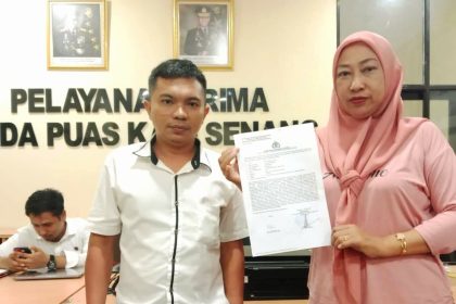 Siti Rabaniah HB, yang merupakan ahli waris dari almarhum Bohari Dg. Pasau, melaporkan kasus penipuan dan penggelapan uang serta sertifikat tanah didampingi oleh kuasa hukumnya. (Foto/Restu)