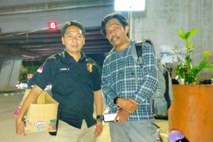 Foto: Syafar Ketua IKV (Info Kejadian Viral) Sulsel (kiri) bersama Paul, Wartawan mediapesan.com (kanan), (15/5/2024). (Ist.)