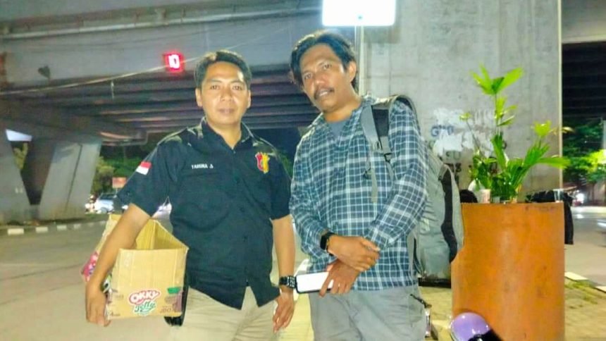 Foto: Syafar Ketua IKV (Info Kejadian Viral) Sulsel (kiri) bersama Paul, Wartawan mediapesan.com (kanan), (15/5/2024). (Ist.)