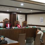 Hakim Anggota Teguh Santoso, SH., dan Hakim Ketua Toni Irfan, SH. serta Hakim Anggota I Gusti Ngurah Partha Bhargawa, SH., saat menyidangkan perkara Terdakwa Rudy Dermawan Muliadi tempo lalu (22/04/2024).