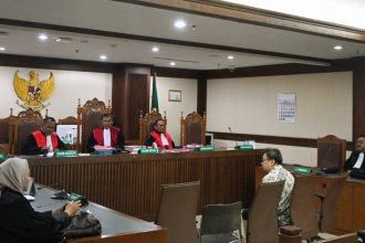 Hakim Anggota Teguh Santoso, SH., dan Hakim Ketua Toni Irfan, SH. serta Hakim Anggota I Gusti Ngurah Partha Bhargawa, SH., saat menyidangkan perkara Terdakwa Rudy Dermawan Muliadi tempo lalu (22/04/2024).
