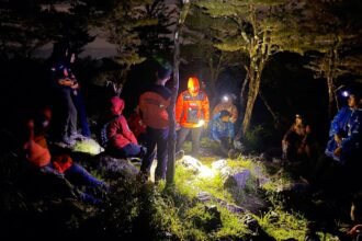 Pendaki cedera di Pos 9 Gunung Bawakaraeng, Basarnas melakukan evakuasi, (23/5/2024).