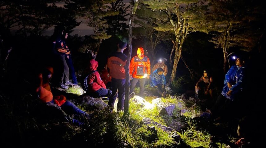 Pendaki cedera di Pos 9 Gunung Bawakaraeng, Basarnas melakukan evakuasi, (23/5/2024).