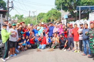 Gabungan pak sekcam, lurah, satgas LPM RT RW dan warga, (25/5/2024).