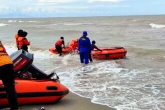 Pemancing hilang di perairan Barru, Tim SAR terus melakukan pencarian korban, (26/5/2024).