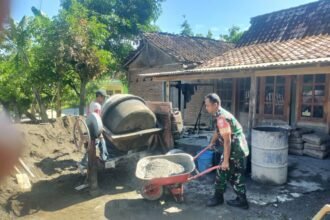 Serda Tri Hartono, Babinsa Bumiaji Koramil 06/Gondang Kodim 0725/Sragen, melaksanakan kegiatan karya bakti (karbak) dengan membantu merehabilitasi rumah warga di Dukuh Ngabeyan RT 17, Desa Bumiaji, Kecamatan Gondang, (27/5/2024).