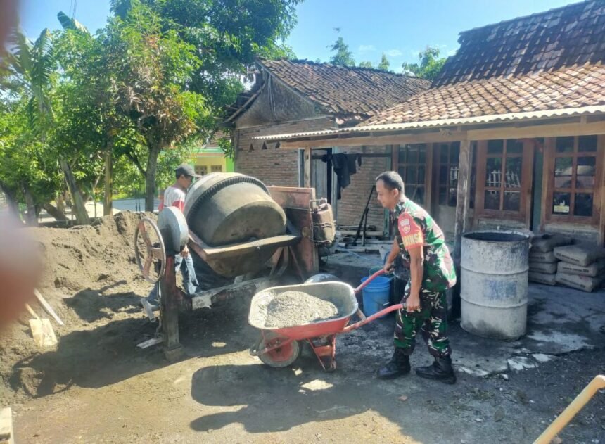 Serda Tri Hartono, Babinsa Bumiaji Koramil 06/Gondang Kodim 0725/Sragen, melaksanakan kegiatan karya bakti (karbak) dengan membantu merehabilitasi rumah warga di Dukuh Ngabeyan RT 17, Desa Bumiaji, Kecamatan Gondang, (27/5/2024).