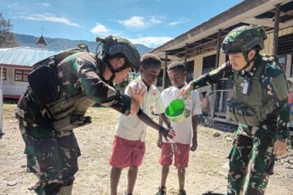 Cara mencuci tangan secara baik dan benar kepada anak-anak di Kampung Gigobak, Distrik Sinak, Kabupaten Puncak Papua, Kamis (30/05/2024).