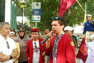 Mahasiswa Perhimpunan Mahasiswa Katolik Republik Indonesia (PMKRI) Cabang Makassar menggelar aksi unjuk rasa di depan Gedung DPRD Provinsi, (1/5/2024).