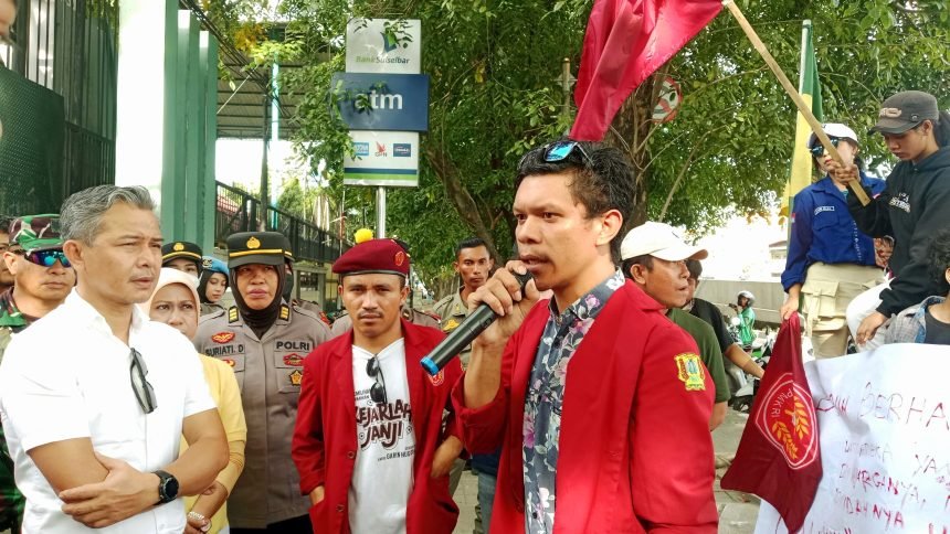 Mahasiswa Perhimpunan Mahasiswa Katolik Republik Indonesia (PMKRI) Cabang Makassar menggelar aksi unjuk rasa di depan Gedung DPRD Provinsi, (1/5/2024).