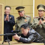 Pemimpin Korea Utara, Kim Jong Un uji senapan sniper baru yang telah dikembangkan. (kcna/geopoliticslive/ho)