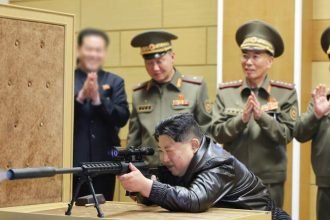 Pemimpin Korea Utara, Kim Jong Un uji senapan sniper baru yang telah dikembangkan. (kcna/geopoliticslive/ho)