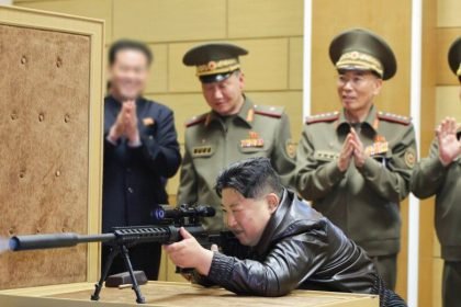 Pemimpin Korea Utara, Kim Jong Un uji senapan sniper baru yang telah dikembangkan. (kcna/geopoliticslive/ho)