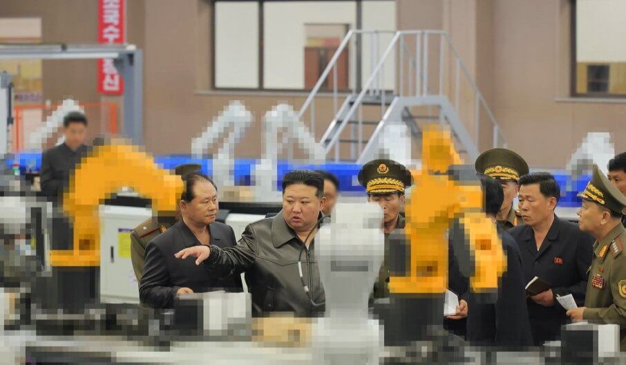 Kim Jong Un Kunjungi Fasilitas Pertahanan Utama, Uji Senapan Sniper Baru dan Periksa Sistem Peluncuran Roket Terbaru 3 IMG 20240513 150950 572