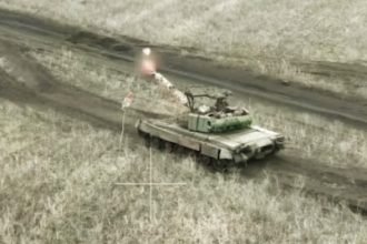 Tank T-80BV maju dalam misi tempur. (military wave/ho)