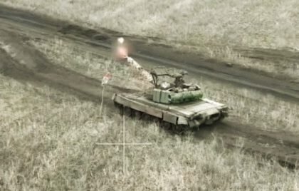 Tank T-80BV maju dalam misi tempur. (military wave/ho)