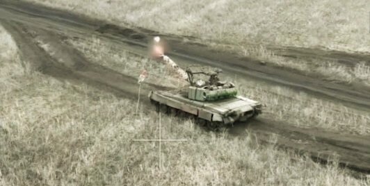 Tank T-80BV maju dalam misi tempur. (military wave/ho)