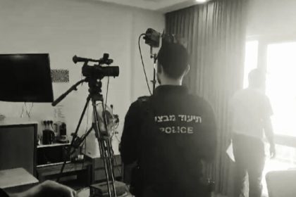 Polisi pendudukan mengamankan lokasi kru saluran Al Jazeera di lingkungan Sheikh Jarrah di Yerusalem, dan menyita peralatan pers, Mei 2024. (QudsN/HO)