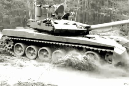 Uralvagonzavod, bagian dari perusahaan milik negara Rostec, mengumumkan pengiriman konvoi tank terbaru ke pasukan Rusia, Mei 2024. (geopolitics live/ho)