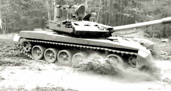 Uralvagonzavod, bagian dari perusahaan milik negara Rostec, mengumumkan pengiriman konvoi tank terbaru ke pasukan Rusia, Mei 2024. (geopolitics live/ho)