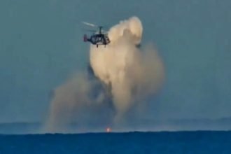 Kementerian Pertahanan Rusia telah merilis kejadian yang menunjukkan penghancuran drone Angkatan Laut Ukraina oleh helikopter angkut dan tempur Ka-29 di barat laut Krimea, Mei 2024. (Russian Ministry of Defense/HO)