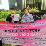 Dewan Pengurus Nasional Persatuan Pewarta Warga Indonesia (DPN-PPWI) menggelar konferensi pers terbuka dengan tema "Selamatkan Uang Rakyat" di halaman Gedung Komisi Pemberantasan Korupsi (KPK), Senin (13/5/2024).