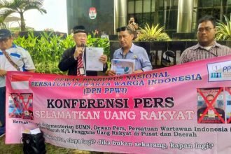 Dewan Pengurus Nasional Persatuan Pewarta Warga Indonesia (DPN-PPWI) menggelar konferensi pers terbuka dengan tema "Selamatkan Uang Rakyat" di halaman Gedung Komisi Pemberantasan Korupsi (KPK), Senin (13/5/2024).