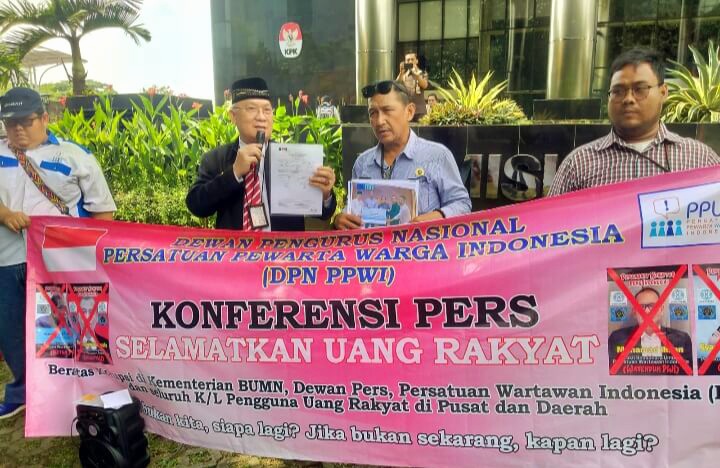 Dewan Pengurus Nasional Persatuan Pewarta Warga Indonesia (DPN-PPWI) menggelar konferensi pers terbuka dengan tema "Selamatkan Uang Rakyat" di halaman Gedung Komisi Pemberantasan Korupsi (KPK), Senin (13/5/2024).