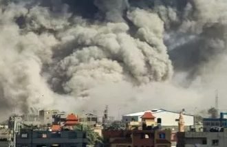 Konflik memanas: Asap mengepul di Rafah, Jalur Gaza selatan, (6/5/2024).
