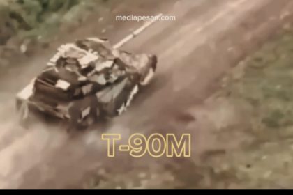T-90M "Proryv" tank tempur terbaru Rusia, kini dilengkapi dengan sistem pelindung yang diklaim mampu menahan serangan dari tiga serangan kamikaze pesawat tak berawak musuh sekaligus.