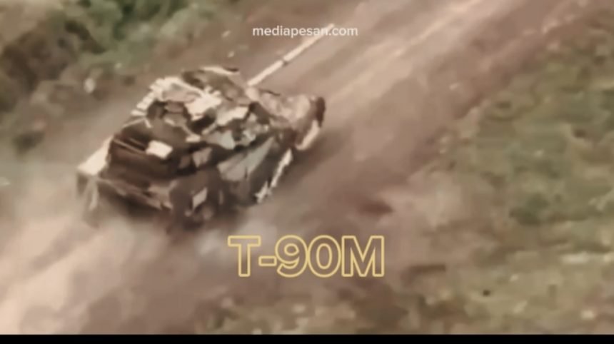 T-90M "Proryv" tank tempur terbaru Rusia, kini dilengkapi dengan sistem pelindung yang diklaim mampu menahan serangan dari tiga serangan kamikaze pesawat tak berawak musuh sekaligus.