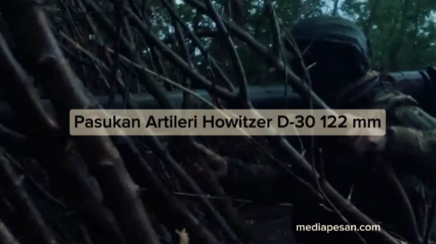 Artileri howitzer D-30 122 mm melakukan serangan dengan tembakan tepat sasaran dari posisi tertutup. (sputnik/ho/mediapesan)