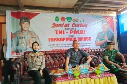 Pelayanan SIM keliling, ciri-ciri bandar narkoba, minuman tradisional jenis ballo' dan bendungan jebol dibahas dalam Jumat Curhat Polda Sulsel di Sambueja-Simbang Kecamatan Maros, (31/5/2024).