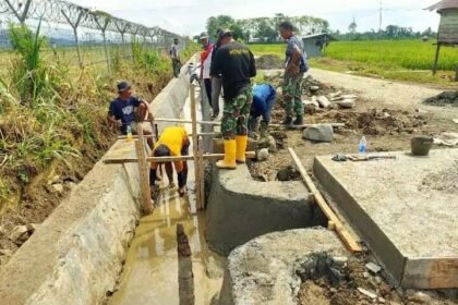 Irigasi di Desa Pammesakang merupakan sasaran fisik dalam TMMD ke 120 TA. 2024 Kodim 1403/Palopo yang dibangun sepanjang 572 M Lebar 1,20 M Tinggi 0, 8 M, dan membangun Duiker sebagai pintu pembagian aliran air ke lahan sawah di Desa Pammesakang, Minggu (02/6/2024).