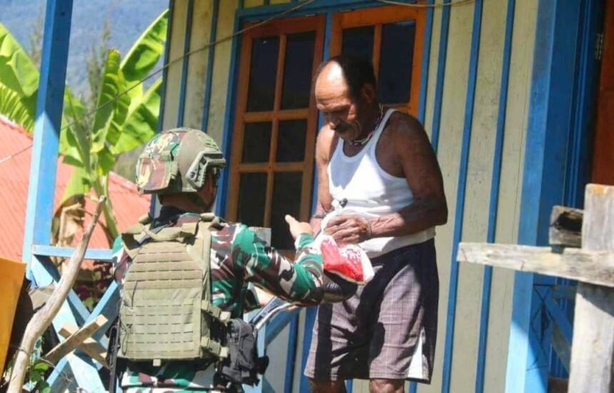 Bantuan sembako dan pakaian layak pakai di Kampung Kago Distrik Ilaga Kabupaten Puncak, Senin (03/05/2024).