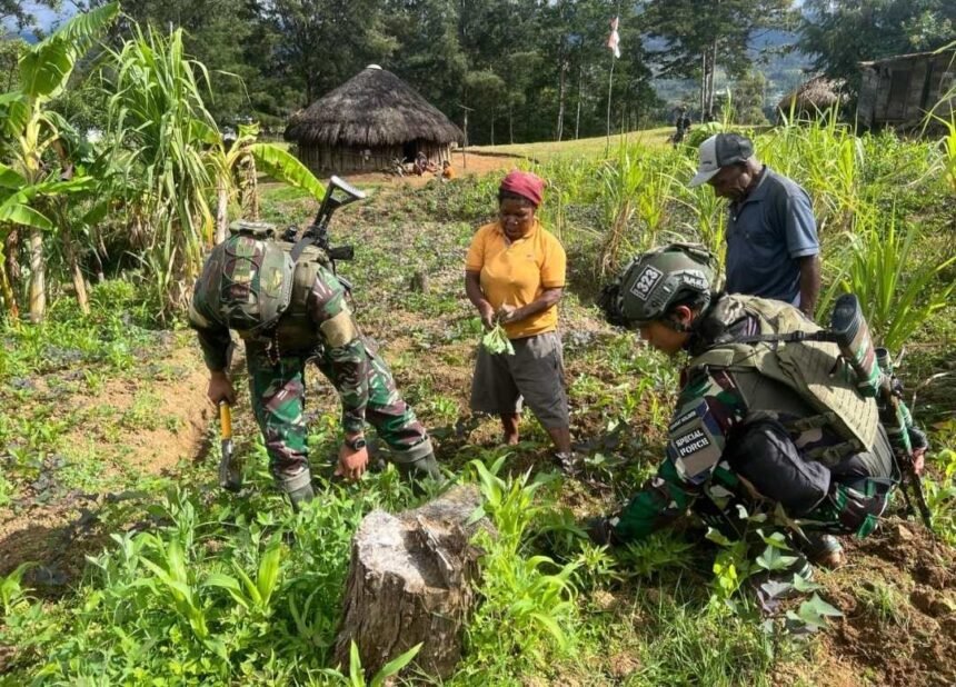 Galakkan Ketahanan Pangan, Satgas 323 Buaya Putih Bagikan Bibit Sayur.