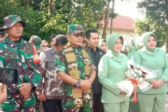 Kapoksahli Pangdam XIV/Hsn, Brigjen TNI Tri Saktiyono bersama Dansatgas TMMD ke 120 TA. 2024 Kodim 1403/Palopo Letkol Arm Kabit Bintoro P. S.I.P., Upacara Penutupan TMMD ke 120 TA. 2024 Kodim 1403/Palopo