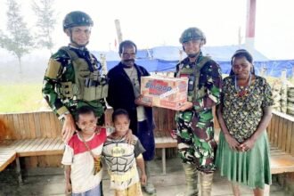Satgas Mobile Yonif 323 Pos Eromaga membagikan paket Sembako kepada warga Papua di Kampung Eromaga, Distrik Omukia, Kabupaten Puncak, Papua, Jumat (7/5/2024).
