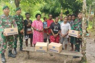 wujud cinta kasih Satgas Yonif 323/Buaya Putih kepada warga perbatasan Papua.